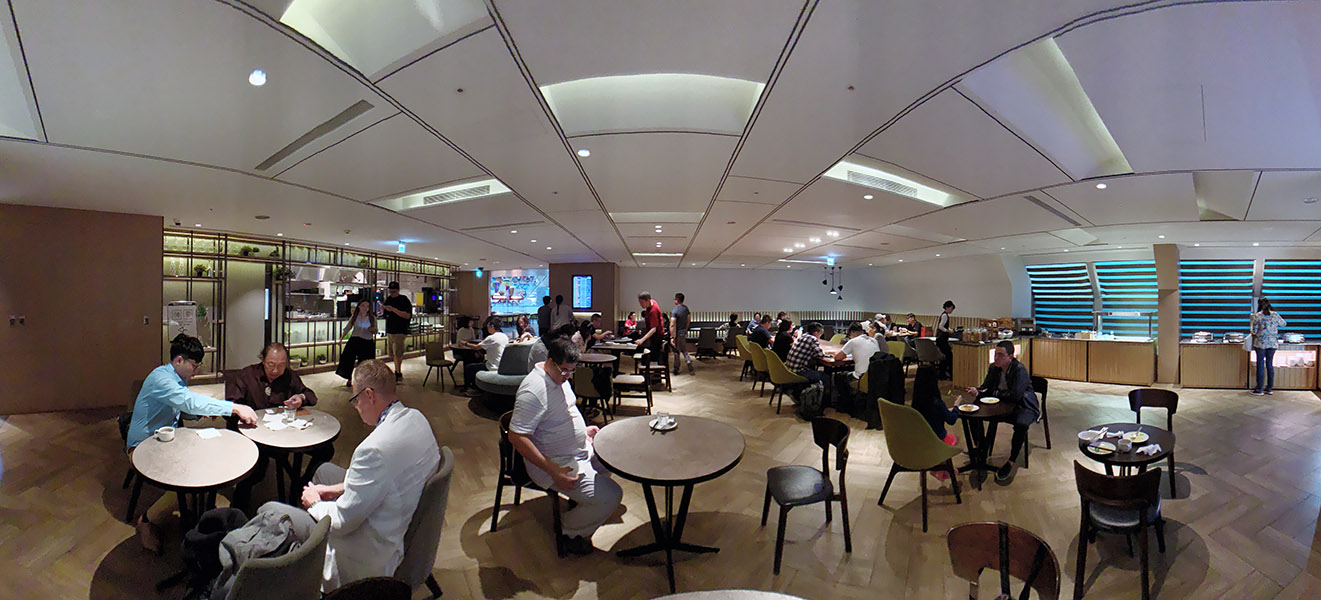 環亞貴賓室 Plaza Premium Lounge 的用餐區寬敞舒適又可容納很多人