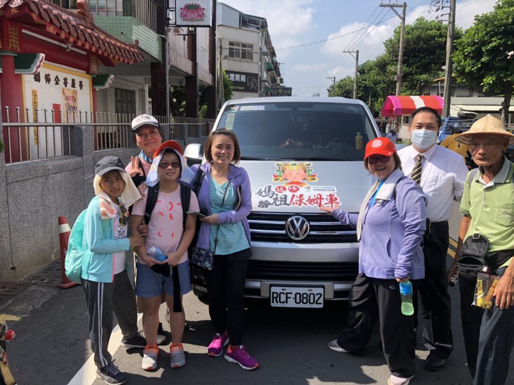 2020大甲媽祖遶境: 香客在肯驛國際遶境保姆車前面合照