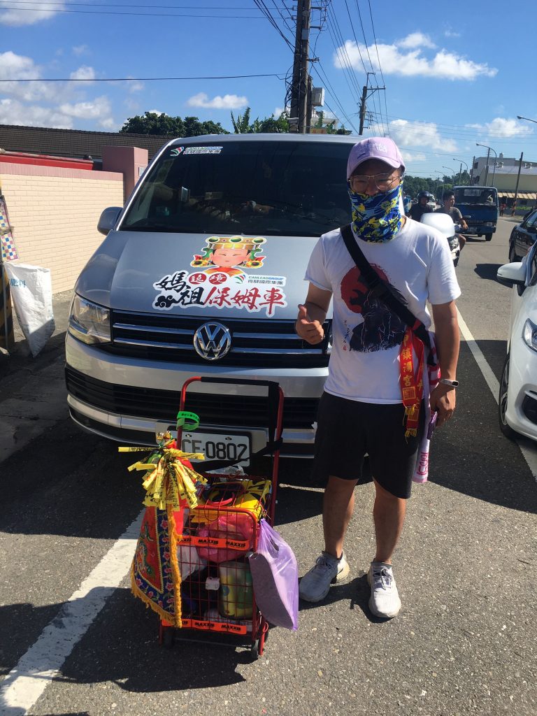 2020大甲媽祖遶境: 香客在肯驛國際遶境保姆車前面合照