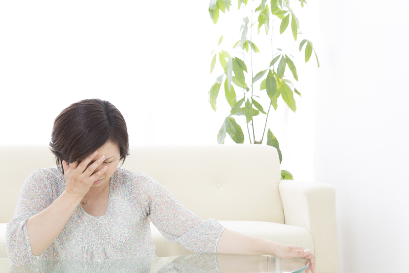 辛そうな更年期の女性