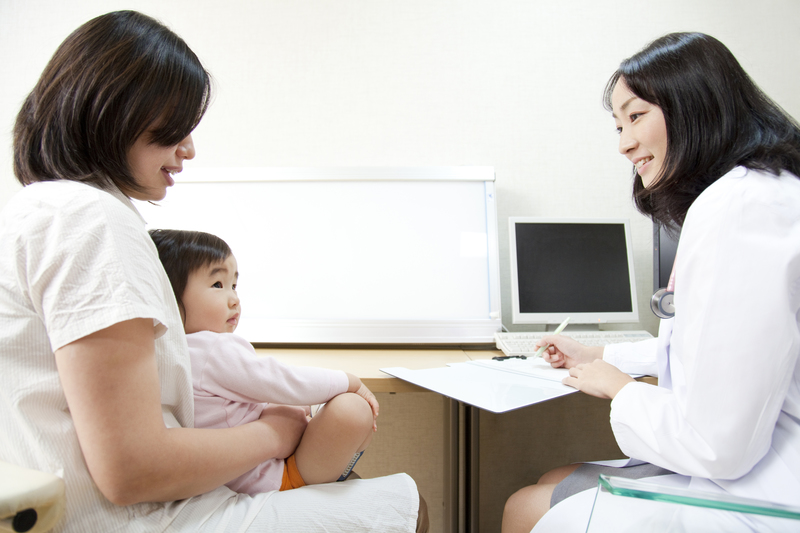 小さな子どもと医師