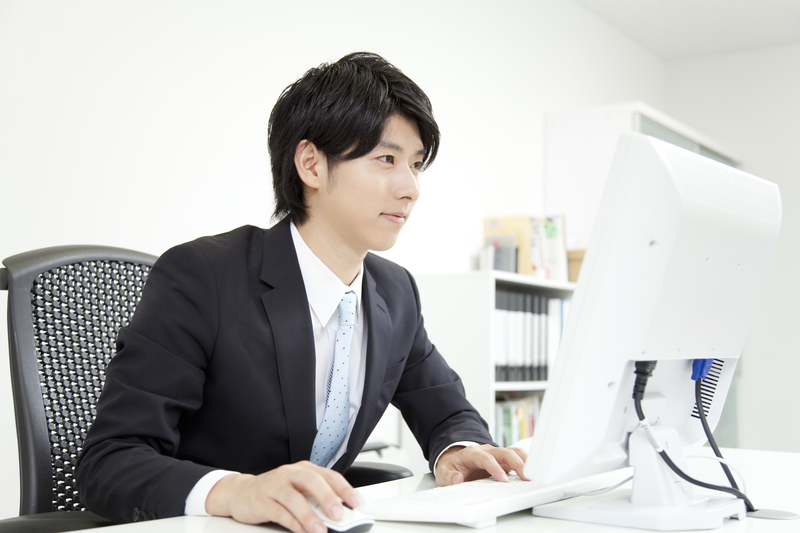 集中して仕事をしている若いサラリーマン