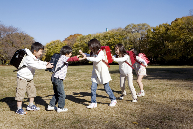 元気に外遊びする小学生くらいの子どもたち