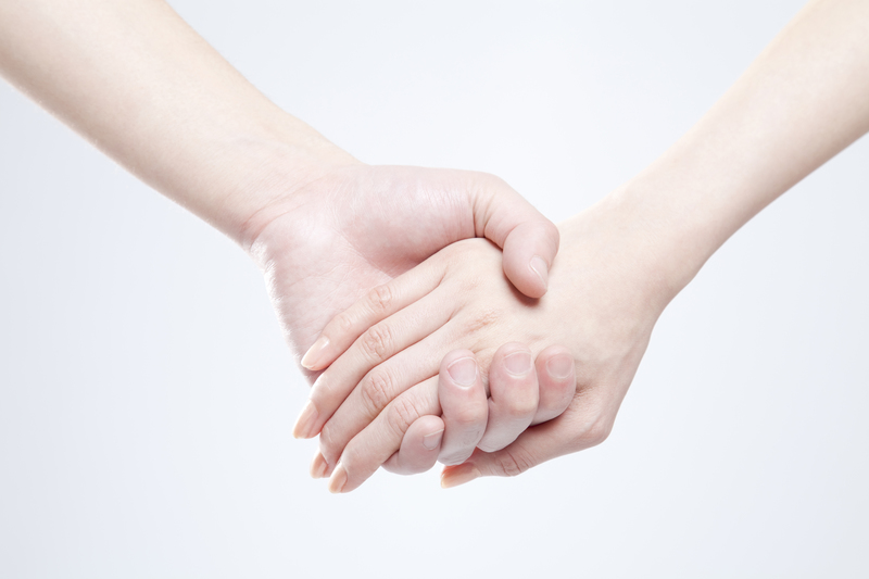 手をつないでいる