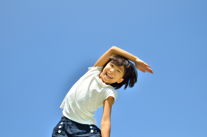 体操する子ども