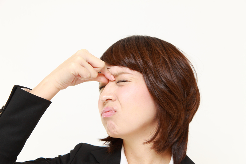 目に痛みを感じている日本女性