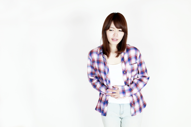 お腹を押さえる人