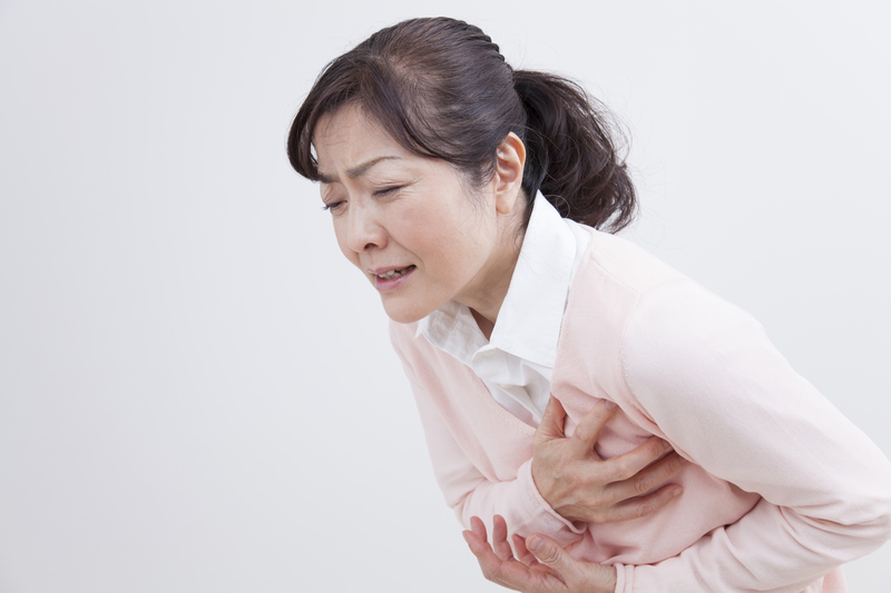 胸を押さえる人