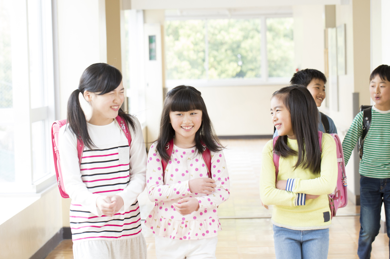 学校に通うアジア人の子ども