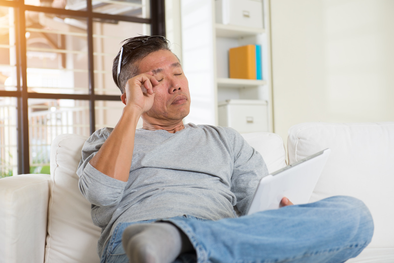 目をこするひと