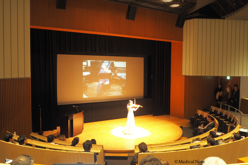 ヴァイオリンを演奏する横山さん