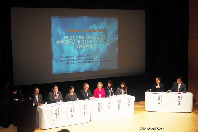 登壇者座っている写真