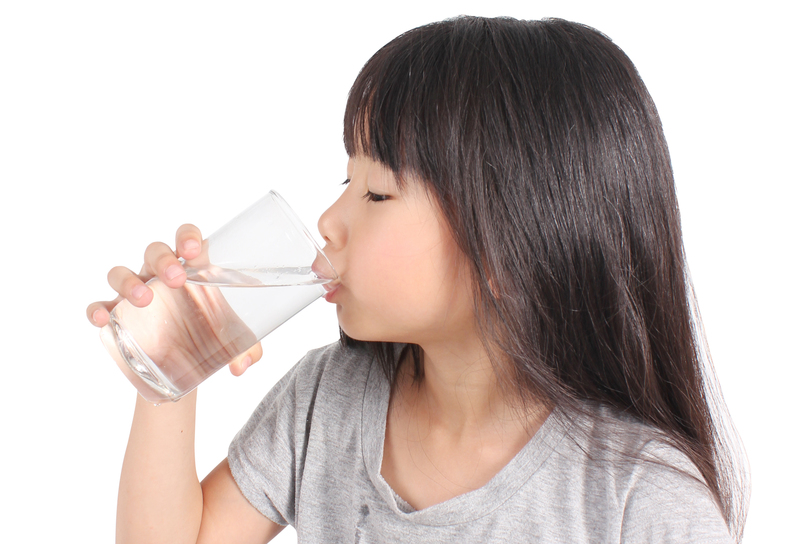 薬をのむ子ども