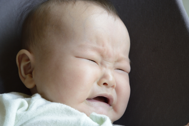 泣いている新生児