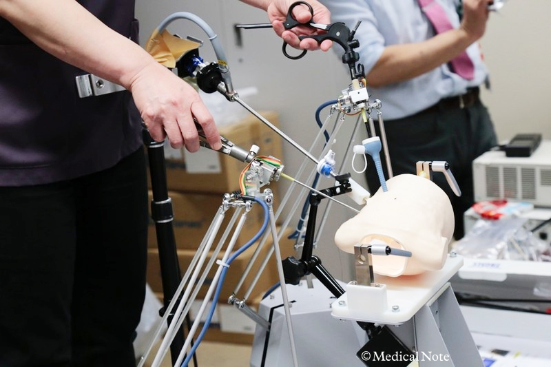 名古屋大学小児外科医の手術シミュレーション　食道の模擬臓器によるシミュレーション