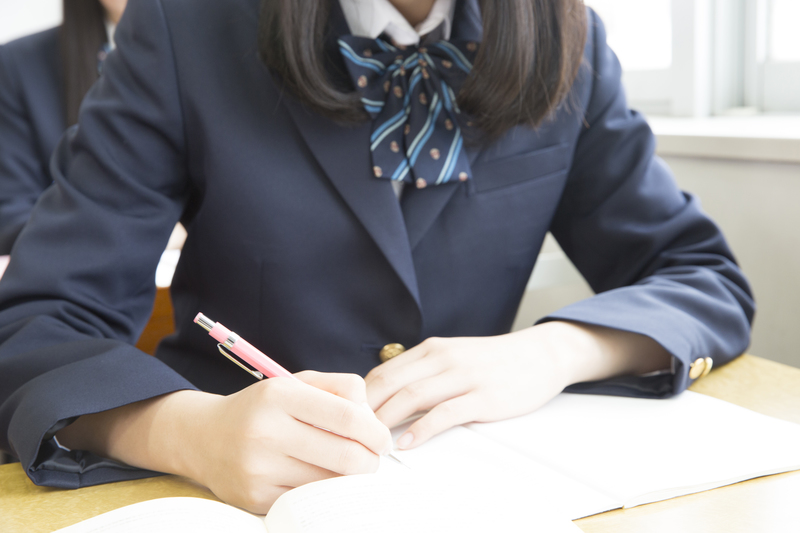 まじめに勉強をする学生