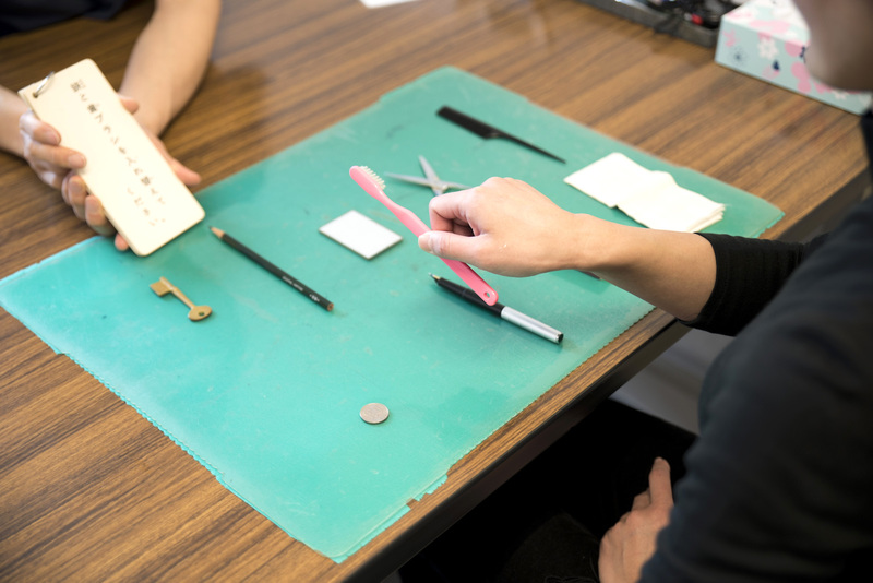 言語療法室でのリハビリテーションのようす