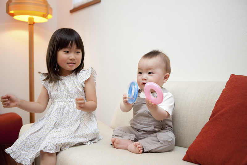 赤ちゃんと、小学生くらいの子ども