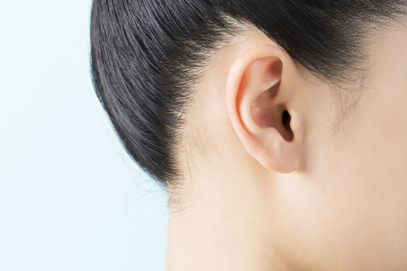 女性の耳
