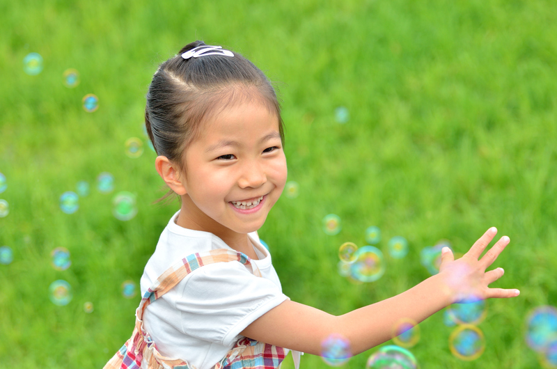 元気に遊んでいる４歳以上くらいの子ども
