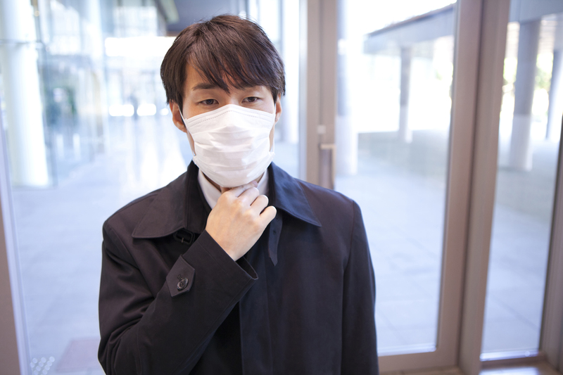 マスクをする男性