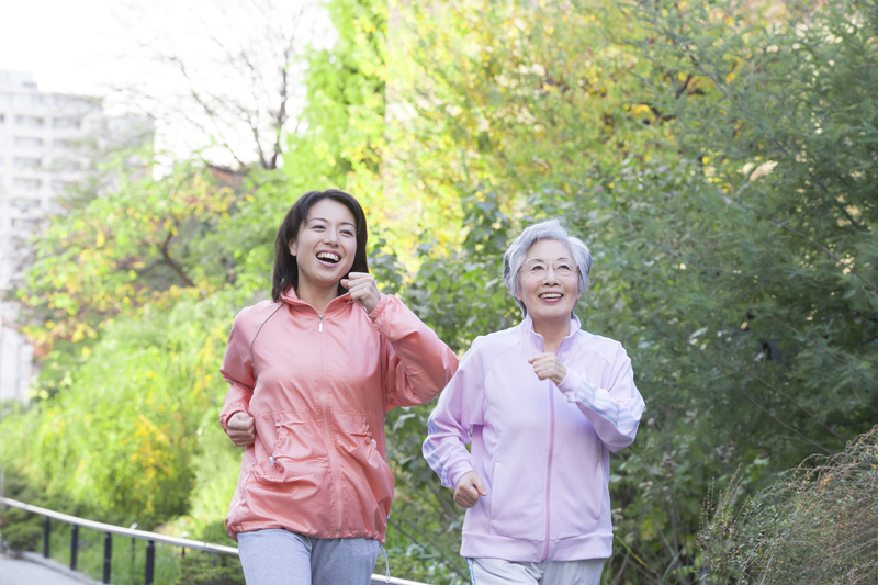 楽しそうに運動している高齢者と家族