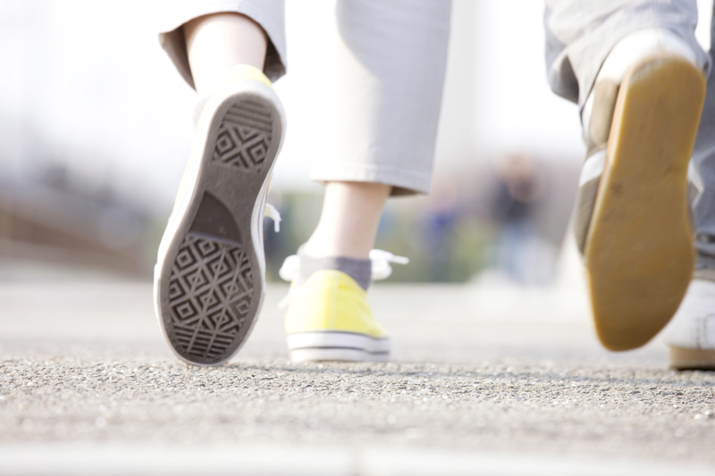 歩いている人の足元