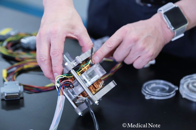 写真：体外設置型磁気浮上補助人工心臓