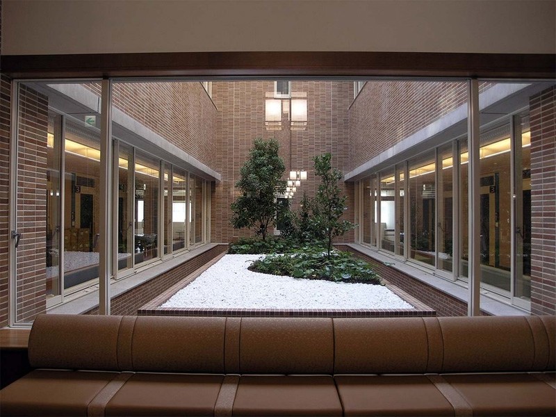 外来に設けられた光庭