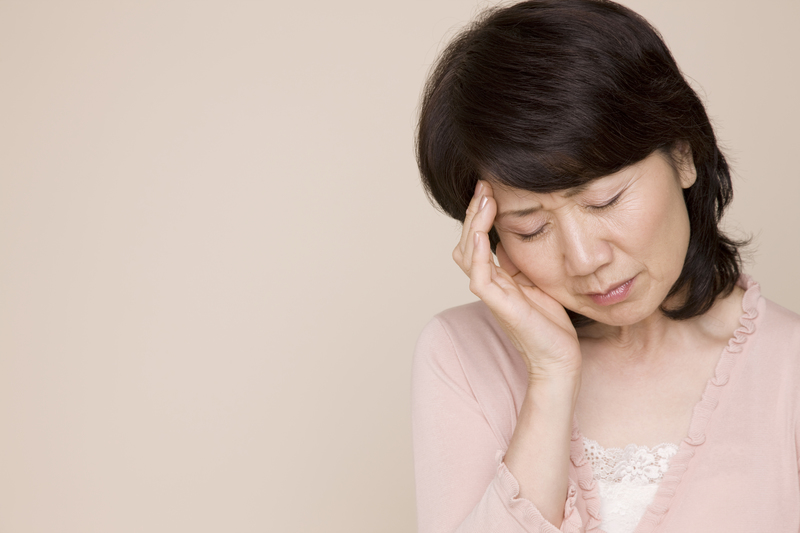 めまいを起こす女性