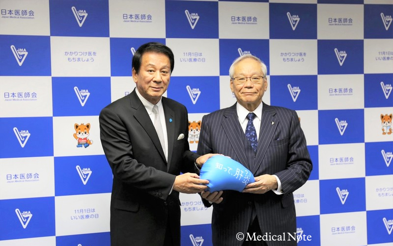 肝炎クッションの贈呈