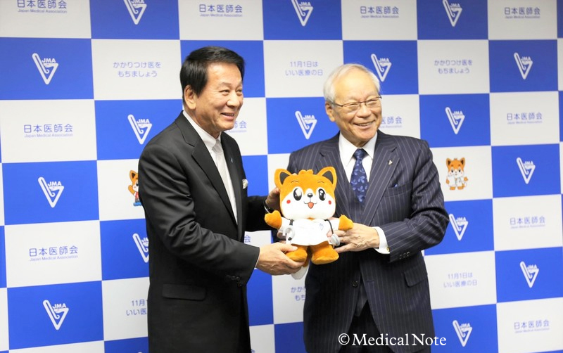 日医君ぬいぐるみの贈呈