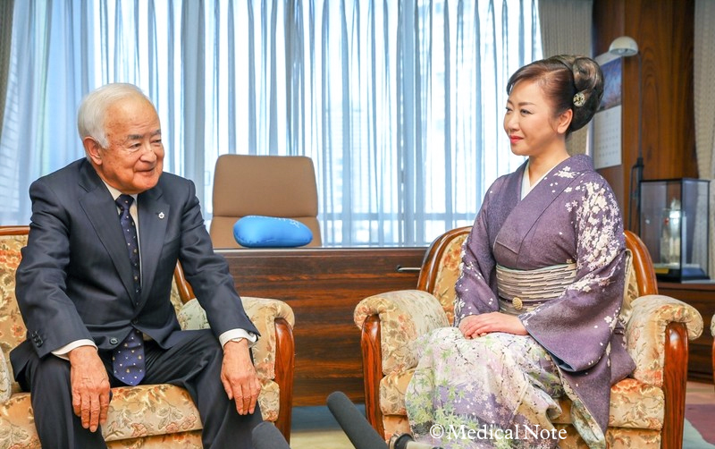 伍代夏子氏が大塚陸毅会長を訪問