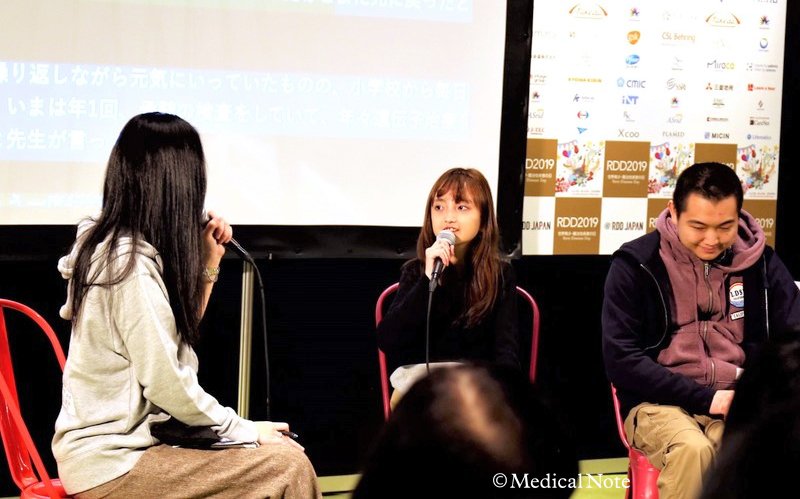 写真中央・マイクを持ち話す津田 明璃さん