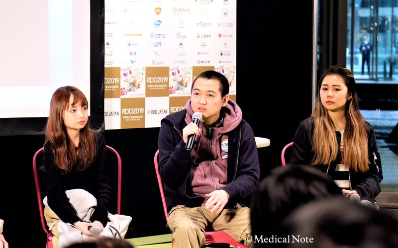 写真中央・マイクを持ち話す吉田 彩芽さん