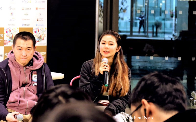 写真中央・マイクを持ち話す相良 美香シェラニーさん