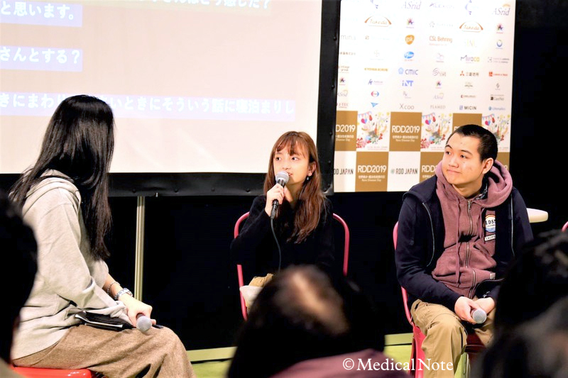 写真中央・マイクを持ち話す津田 明璃さん