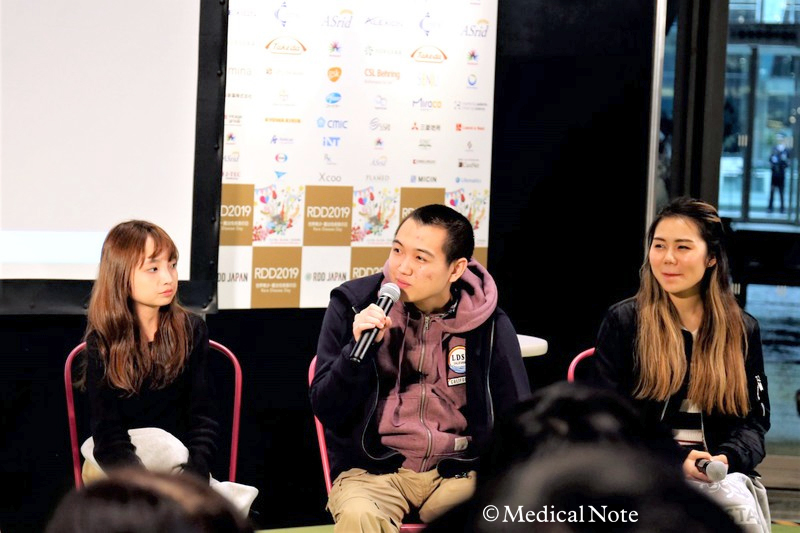 写真中央・マイクを持ち話す吉田 彩芽さん