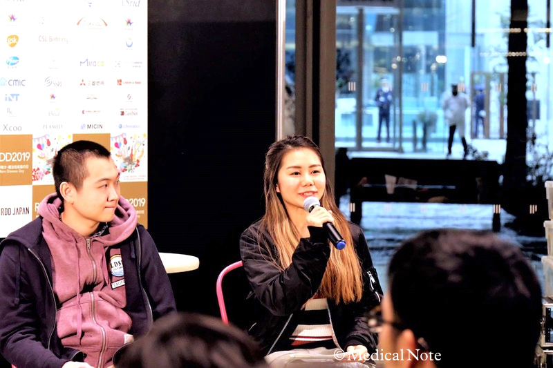 写真中央・マイクを持ち話す相良 美香シェラニーさん