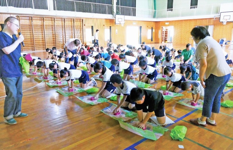 地域の方々を対象にした、救命処置の実技指導の様子