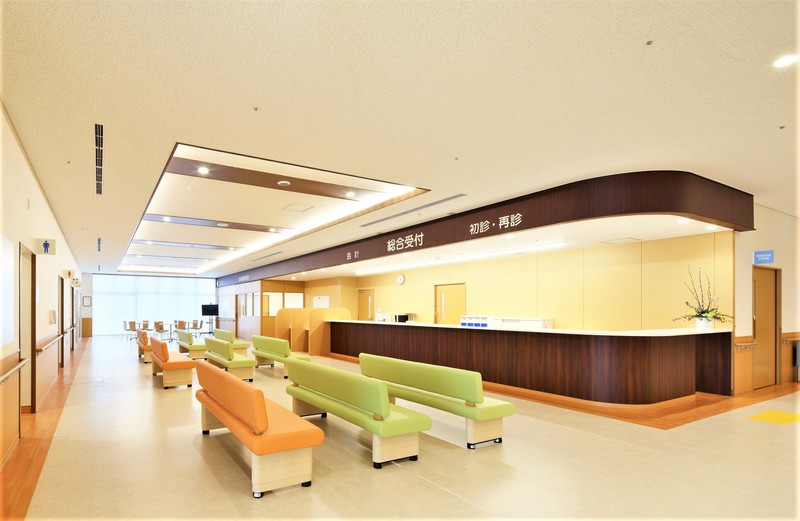 明るく清潔感のある総合受付