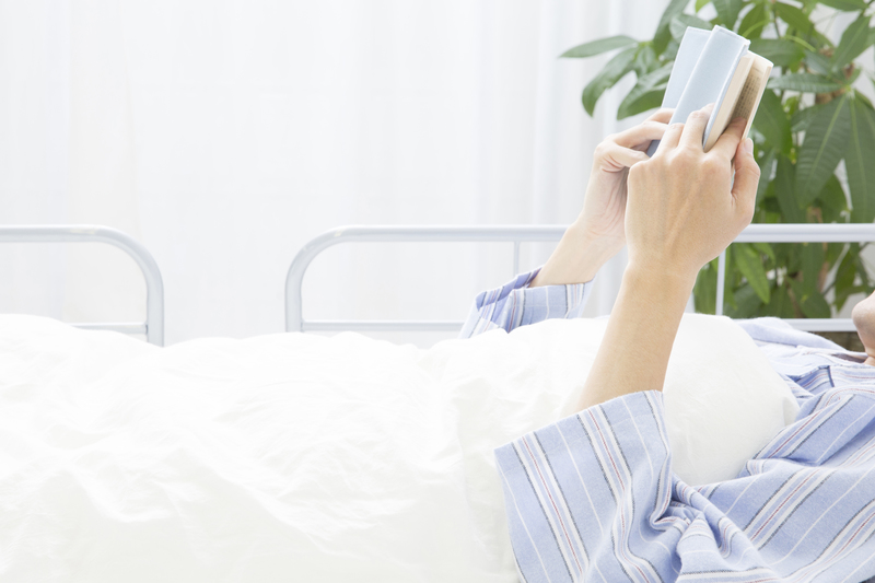 医療ベッドの上で横たわる男性