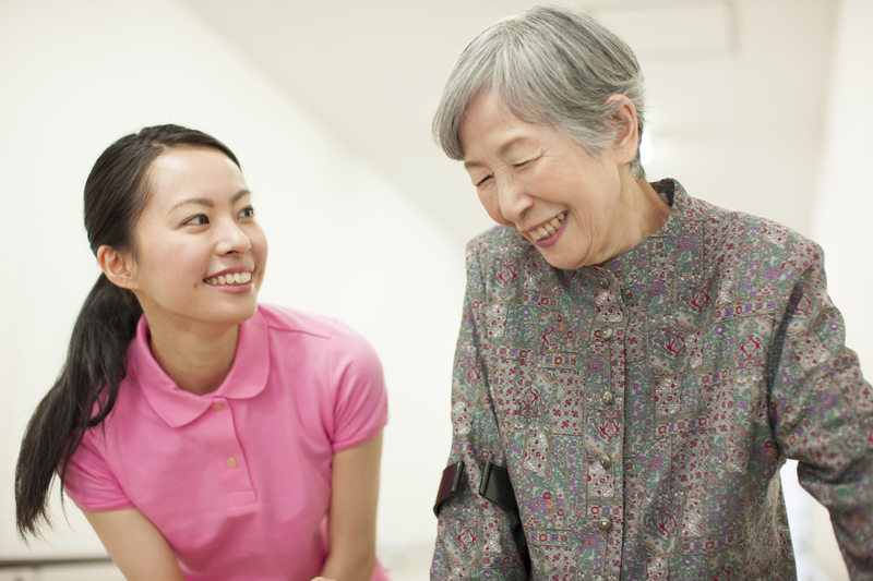 歩行リハビリをするおばあさん