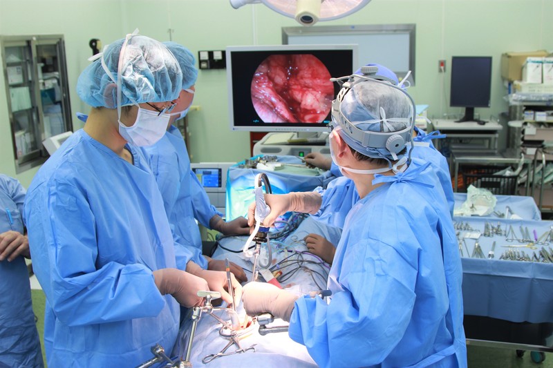 泌尿器科の手術風景（ミニマム創内視鏡下手術）