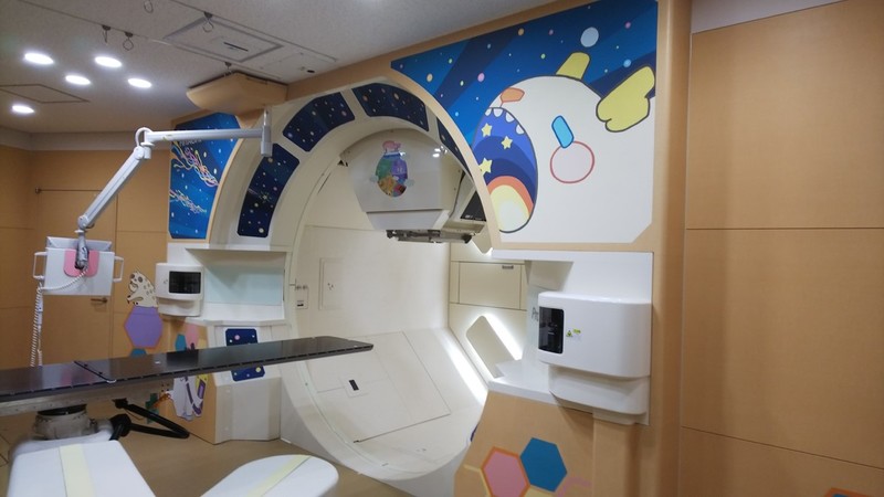 宇宙船をあしらった陽子線の治療室