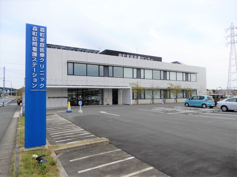 病院と隣接する森町家庭医療クリニックの外観