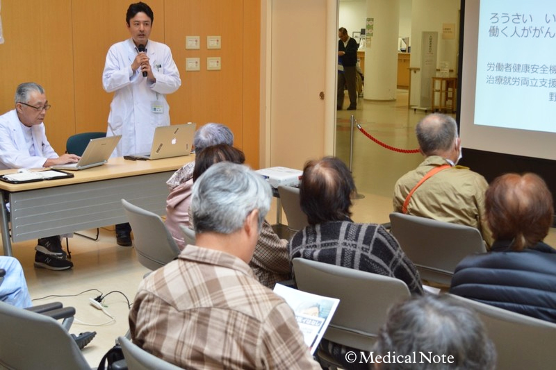「ろうさい医イはなし」で野村先生がお話をされているご様子
