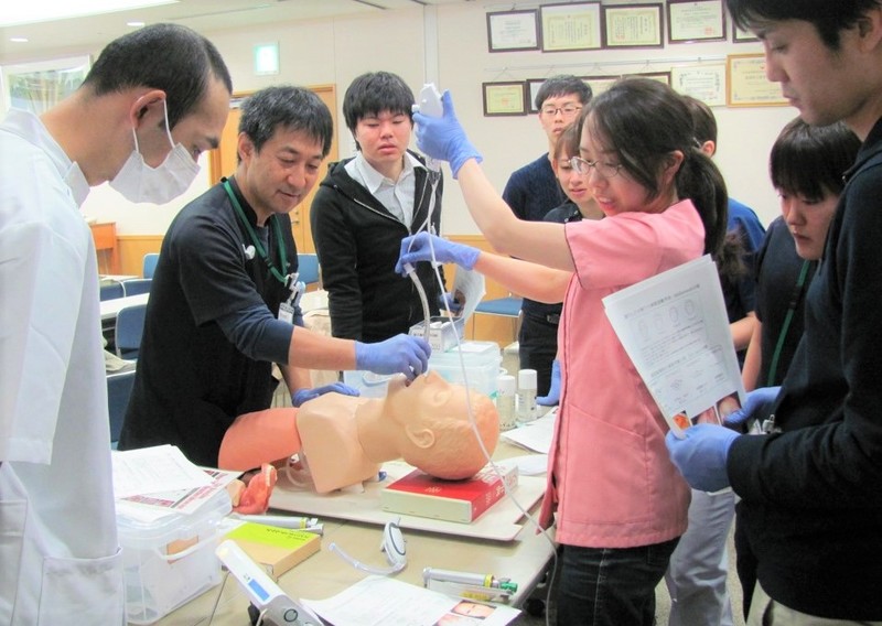 モデル人形を使って研修医に指導