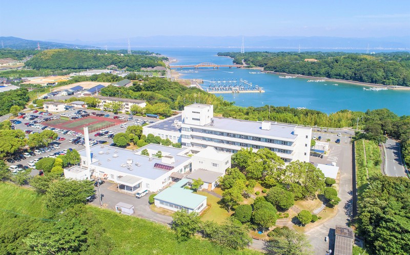 自然に囲まれた場所に位置する済生会みすみ病院