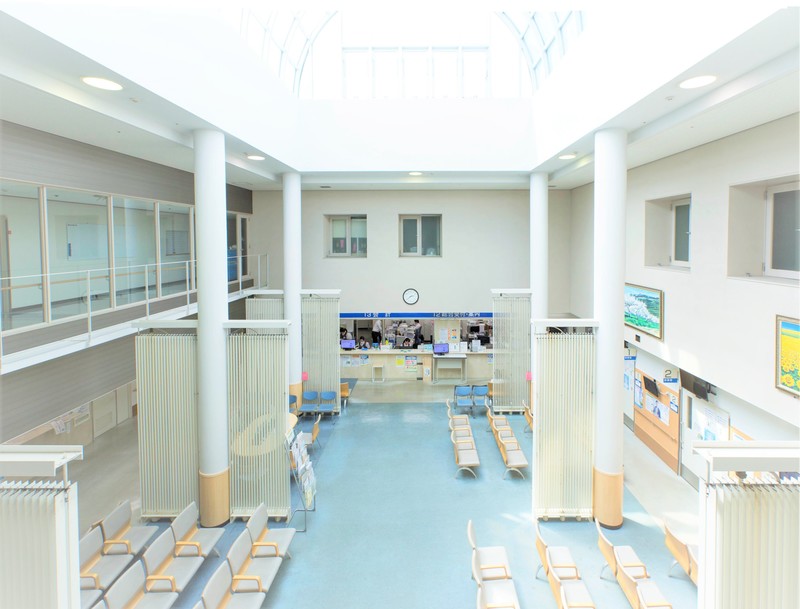 明るく清潔感あふれる外来待合室